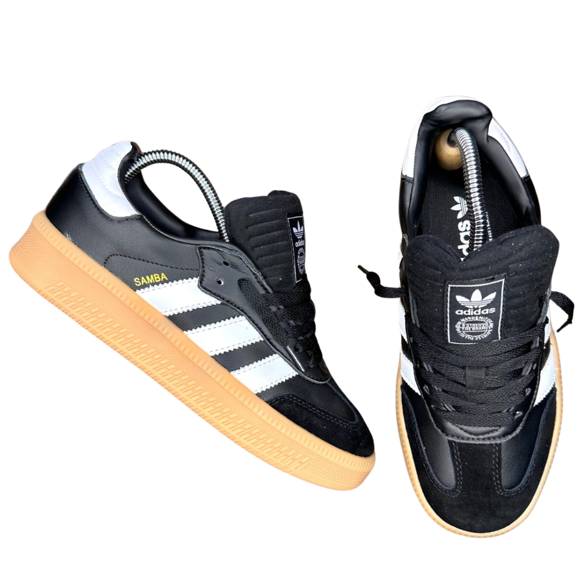 ADIDAS SAMBA PLATAFORMA HOMBRE: Eleva tu Estilo con el Clásico Moderno Las ADIDAS SAMBA PLATAFORMA HOMBRE son la mezcla perfecta entre lo clásico y lo moderno. Este modelo de zapatillas te ofrece el estilo icónico de las Samba, pero con una suela de plataforma que añade altura y un toque contemporáneo. En Onlineshoppingcenterg, te ofrecemos la mejor selección para que encuentres las Adidas Samba hombre que mejor se adapten a tu estilo.  ¿Por Qué Elegir ADIDAS SAMBA PLATAFORMA HOMBRE? Las ADIDAS SAMBA PLATAFORMA HOMBRE son ideales para quienes buscan un calzado que combine comodidad y estilo. Ya sea que prefieras las clásicas Adidas Samba hombre negras o quieras experimentar con las Adidas Samba hombre verdes, estas zapatillas se adaptan a cualquier ocasión, desde un look casual hasta algo más elegante.  Características Destacadas Estilo Icónico con un Toque Moderno: Las ADIDAS SAMBA PLATAFORMA HOMBRE conservan el diseño retro que ha hecho famosas a las zapatillas Adidas Samba hombre, pero con una suela de plataforma que las hace únicas y modernas.  Comodidad Sin Compromisos: A pesar de la suela elevada, estas zapatillas son increíblemente cómodas gracias a su construcción de alta calidad, ideal para el uso diario.  Variedad de Colores: Disponibles en varios colores, como las Adidas Samba hombre blancas y las Adidas Samba hombre verdes, para que puedas elegir la que mejor se adapte a tu estilo.  ¿Dónde Comprar ADIDAS SAMBA PLATAFORMA HOMBRE? En Onlineshoppingcenterg, puedes encontrar una amplia selección de ADIDAS SAMBA PLATAFORMA HOMBRE. Ya sea que estés en Colombia o en otro país, te ofrecemos un proceso de compra sencillo y seguro.